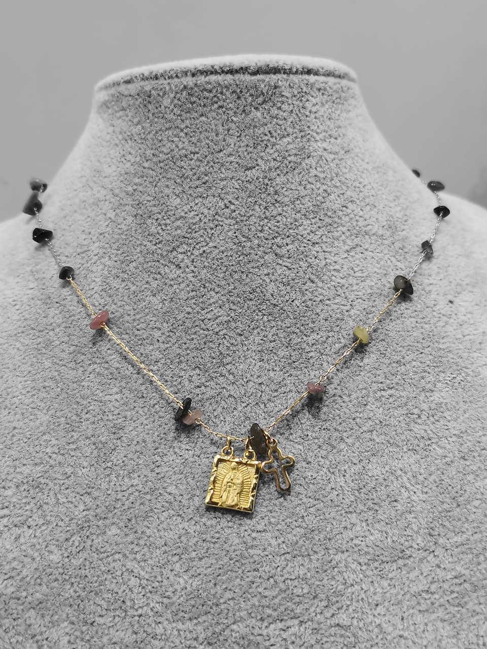 COLLAR VIRGEN Y PIEDRAS - Mariana Osorno Joyería