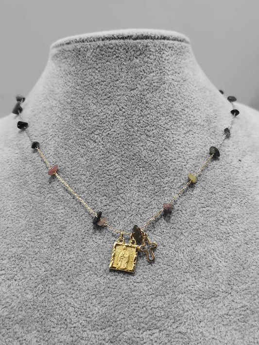 COLLAR VIRGEN Y PIEDRAS