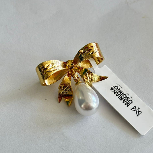 BROCHE MOÑO CON PERLA - Mariana Osorno Joyería