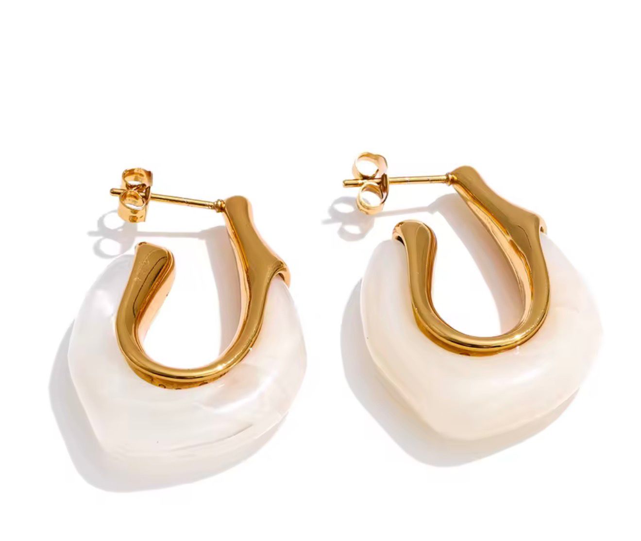 ARETES TIPO C CON RESINA - Mariana Osorno Joyería