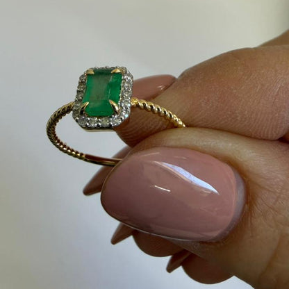 ANILLO ESMERALDA TORZAL - Mariana Osorno Joyería