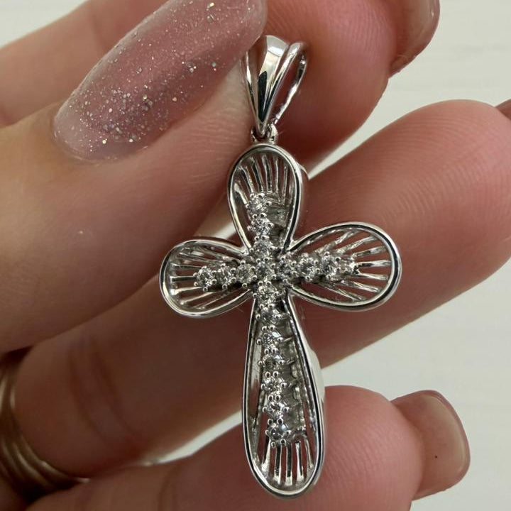 CRUZ CALADA ORO BLANCO - Mariana Osorno Joyería